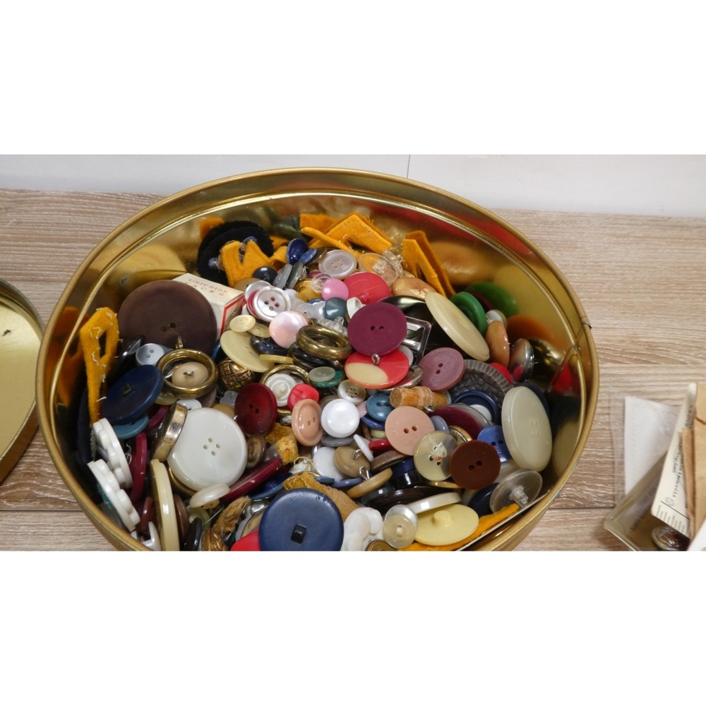 Lot Of Vintage Unique Buttons Mix Metal Plastic Large Small Gorgeous Antique